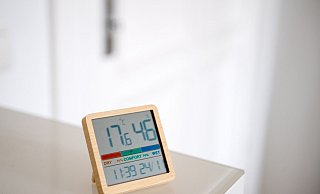 Mit einem Hygrometer lässt sich die Luftfeuchtigkeit messen. Vor Wänden und Co. sollte sie nicht zu lange über 50 Prozent liegen. - Zacharie Scheurer/dpa-tmn