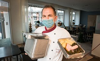 Auch im Café Kleine gibt es den Mittagstisch statt zum Verzehr vor Ort zum Mitnehmen. Beim Kochen steht Inhaber Heinz Kleine mit am Herd. - Ralf Bittner