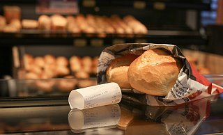 Bei jedem Brötchenkauf müssen die Bäckereien ab Januar einen Kassenbon drucken - selbst wenn die Kunden ihn gar nicht annehmen. - Niklas Tüns