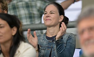 Bundesaußenministerin Annalena Baerbock schaut sich das Frauenfußballspiel von Turbine Potsdam gegen Carl Zeiss Jena an. - Michael Bahlo/dpa