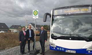 Bürgermeister Michael Dreier und die Padersprinter-Verkehrsplaner René Möller und Udo Fröhlich an der Haltestelle am Neubaugebiet Springbach Höfe. - Padersprinter