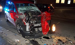 Der Caddy-Fahrer kollidierte mit einem geparkten Klein-Lkw. - Polizei Minden-Lübbecke