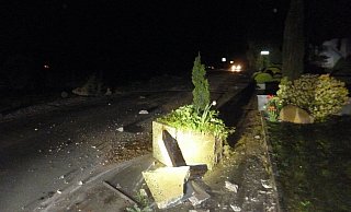 Ein Autofahrer prallte auf der Lusmühlenstraße gegen einen Pflanzenkübel, der durch den Aufprall zertrümmert wurde. - Polizei