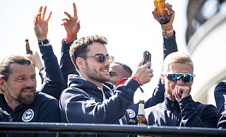 Arminia Bielefelds Christopher Lannert (Mitte) hält mit seinem Smartphone die Meisterfeier in Bielefeld nach dem verlorenen DFB-Pokalfinale fest. - Teresa Kroeger/RHR-FOTO