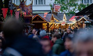 Weihnachtlich beleuchtete Hütten stehen auf dem Weihnachtsmarkt in Essen-Steele. - Henning Kaiser/dpa