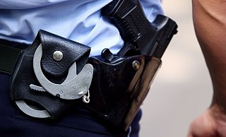Der wütende Mann griff plötzlich sogar nach der Pistole eines Polizeibeamten. - dpa