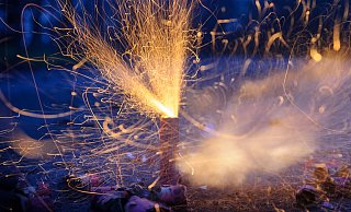 Ein brennender Feuerwerkskörper verursachte in Bielefeld einen Autobrand. - dpa