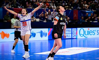 Die deutschen Handballerinnen um Topwerferin Alina Grijseels haderten mit der knappen Niederlage gegen Weltmeister Frankreich. - Marco Wolf/dpa