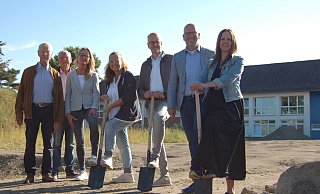 Spatenstich an der Grundschule: Thomas Kunzemann (1. stellvertretender Bürgermeister), Günter Frobieter (CDU-Fraktionsvorsitzender), Melanie Detering-Vehlber (Fachdienstleiterin Bürger- und Verwaltungsservice), Diana Bruguet (Kita "Wunderwelt"), Ralf Haske (Geschäftsführer Haske Bau), Bürgermeister Marko Steiner und Grundschulleiterin Christian Meese gaben den Startschuss für das Neubau-Projekt. - Sandra Spieker