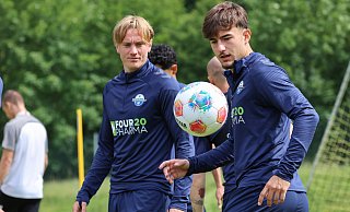 Joel Vega Zambrano (rechts) im Trainingslager in Walchsee: Der 20-jährige Stürmer des SC Paderborn 07 arbeitet an seinem Comeback nach einer Leistenzerrung in einem internen Testspiel. - Oliver Krato