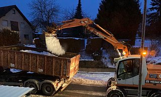 Der Schnee wird auf einen Lkw geschaufelt und danach am Baubetriebshof oder am Sportplatz in Schweicheln abgeladen. - Yvonne Gottschlich