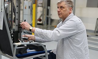 Laborleiter Berthold Heinz veranschaulicht exemplarisch die Prüfung eines Gartenstuhls. Die Belastungsprobe wird bei vielen Produkten zehntausendfach wiederholt. - David Knapp