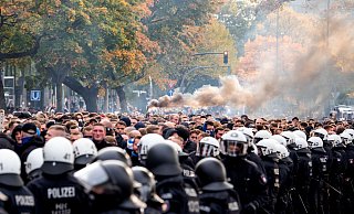 Aufeinandertreffen von Polizei und Fans bei einem Fußballspiel (Archivbild) - Daniel Bockwoldt/dpa
