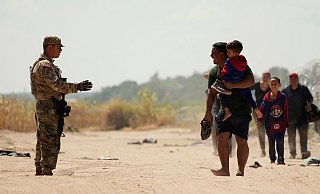 Die US-Regierung unter Präsident Donald Trump geht hart gegen Migranten vor - nicht nur solche ohne gültigen Aufenthaltsstatus. (Archivbild) - Eric Gay/AP/dpa