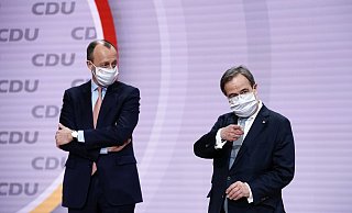 «Eine andere Kategorie»: Armin Laschet (r) möchte Friedrich Merz im Wahlkampf an seiner Seite wissen (Archiv). - Foto: Michael Kappeler/dpa