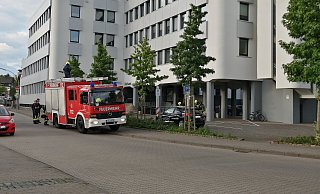 Mit einer Leiter vom Dach des Feuerwehrwagens lösen die Kräfte des Löschzugs Wiedenbrück schnell das Problem. - Marion Pokorra-Brockschmidt
