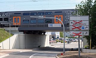 Noch fehlen die Ampeln an den Masten, aber Freitagmittag soll alles funktionieren, dann darf der Autoverkehr wieder über die Steinstraße rollen. - Thorsten Gödecker