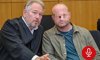 Wegen sexuellen Missbrauchs von Schutzbefohlenen wurde der ehemalige Jugenddiakon (hier mit seinem Anwalt Carsten Ernst, l.) der Dietrich-Bonhoeffer-Gemeinde verurteilt. - Andreas Zobe