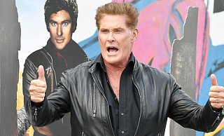 David Hasselhoff steht vor der East Side Gallery in Berlin. - picture alliance/dpa/dpa-Zentralbild