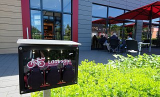 Hat Seltenheitswert: Für die E-Bike-Ladestation am Café Lange an der Detmolder Straße braucht man eine speziell App, über die der Strom dann abgerechnet wird. Dafür hat man sein Rad und das Laderät vom Café aus gut im Blick. - Hans-Hermann Igges Hat Seltenheitswert: Für die E-Bike-Ladestation am Café Lange an der Detmolder Straße braucht man eine speziell App, über die der Strom dann abgerechnet wird. Dafür hat man sein Rad und das Laderät vom Café aus gut im Blick. - Hans-Hermann Igges
