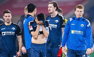 Kapitän Raphael Obermair (Mitte) hat gegen den 1. FC Köln einen Elfmeter verschossen - in dieser Spielzeit sein erster Fehlschuss. - picture alliance / Noah Wedel