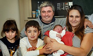 Su-Eslem und Ali-Eymen freuen sich mit ihren Eltern Sener Makara und Filiz Yilmaz-Makara über Elyesa. - Barbara Franke