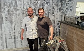 Marcel Attianese (l.) mit seinem Bruder Raffael vor der mit einer speziellen norditaliensichen Maltechnik gestalteten Wand. Am Pfingstwochenende kommen die ersten Gäste. - Uwe Pollmeier