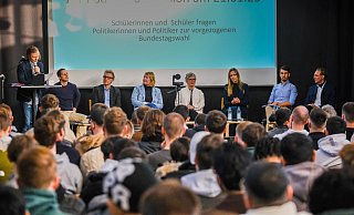 Schulleiter Tobias Volkmann die Diskussionsteilnehmer: (v.l.) Roger beckamp (AfD), Gregor vom Braucke (FDP), Wiebke Esdar (SPD), Britta Haßelmann (Grüne), Katharina Kotulla (CDU), Onur Ocak (Die Linke) und Michael Stehr (Freie Wähler). - Andreas Zobe Schulleiter Tobias Volkmann die Diskussionsteilnehmer: (v.l.) Roger beckamp (AfD), Gregor vom Braucke (FDP), Wiebke Esdar (SPD), Britta Haßelmann (Grüne), Katharina Kotulla (CDU), Onur Ocak (Die Linke) und Michael Stehr (Freie Wähler). - Andreas Zobe