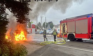 Am Samstagmorgen, 23. August, geraten in Halle auf der Wertherstraße zwei geparkte Autos in Brand. - Ulrich Fälker