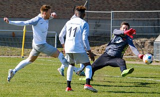Der dreifache Torschütze Dennis Lobitz scheitert hier noch an Kosovas Keeper Faton Selimi. Naby Camara (11) beobachtet die Szene. - Andreas Zobe