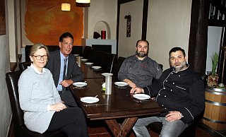 Hotel-Direktorin Elisabeth Schlüter (v. l.), Andreas Kunz von der Eigentümergesellschaft, Gastronomen Don Pepe und Nicolae Bebe Babel. Sie unterzeichneten am Mittwoch einen neuen Pachtvertrag. - Dieter Scholz