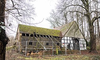 Ein an das Haupthaus des verlassenen Flöthmann-Hofes in Bielefeld angebauter Stall ist offenbar einsturzgefährdet und wird abgestützt. - NW