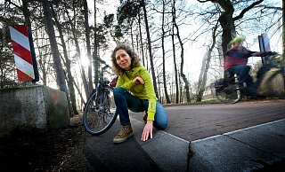 Umweltschützerin Anette Klee sieht in den Temposchwellen auf dem Postdamm ein Sicherheitsrisiko für Radfahrer. - Andreas Frücht