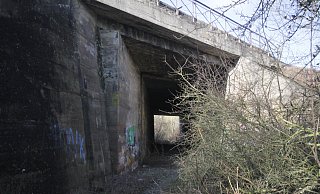 Zwischen dem Großenederer Weg und dem Oberen Hilgenstock führt zwischen den Warburger Industriegebieten West und Nord ein Tunnel über der früheren Bahnstrecke Warburg-Volkmarsen unter den Gleisen der Strecke Warburg-Altenbecken hindurch. - Dieter Scholz