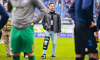 Der verletzte Marcel Hoffmeier feiert nach dem 2:0-Heimsieg gegen Lautern mit der Mannschaft, hält sich aber im Hintergrund. - Besim Mazhiqi