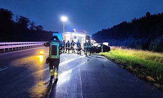 Beim Aufprall auf den Sattelzug wurde der BMW-Fahrer auf der Autobahn 44 in Höhe Büren-Steinhausen schwer verletzt. - Feuerwehr Büren