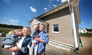 Lara und Timo Preuß leben als Patchwork-Familie mit fünf Kindern in Harsewinkel. Im Sommer 2025 wollen sie in ihr neues Fertighaus ziehen. - Andreas Frücht
