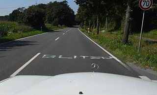 Mit den Buchstaben "Blitzer" warnt ein Unbekannter vor der Radarfalle auf dem Ströhen im Kreis Gütersloh.  - Jonas Damme