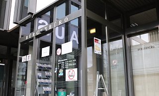 Unbekannte Täter haben die Scheiben am Bünder Rathaus mit Steinen beschmissen. - Celina Allard