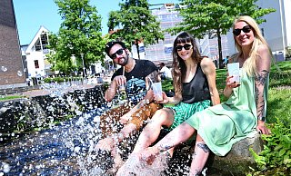 Eric, Lisa und Carolina gönnen sich im vergangenen Sommer eine Abkühlung im Bielefelder Park der Menschenrechte. - Archiv: Barbara Franke Eric, Lisa und Carolina gönnen sich im vergangenen Sommer eine Abkühlung im Bielefelder Park der Menschenrechte. - Archiv: Barbara Franke