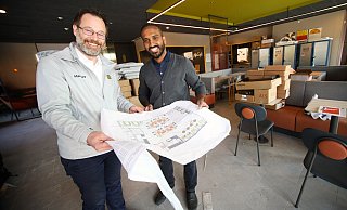 Markus Krüger (l.) aus der Verwaltung von McDonald's-Franchisenehmer Arndt Heiderich und Restaurantmanager Sritharan Sivakumar gehen die Pläne vor der Eröffnung der neuen Filiale in Paderborn durch. - Rajkumar Mukherjee Markus Krüger (l.) aus der Verwaltung von McDonald's-Franchisenehmer Arndt Heiderich und Restaurantmanager Sritharan Sivakumar gehen die Pläne vor der Eröffnung der neuen Filiale in Paderborn durch. - Rajkumar Mukherjee