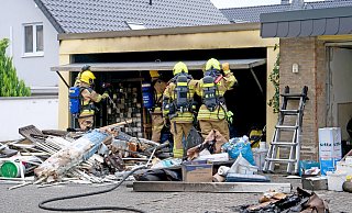 Beim Abflämmen von Unkraut auf einem Garagenhof geriet die Garage samt eingelagerter Güter in Brand. - Ralph Meyer