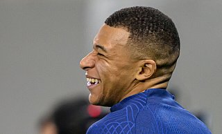 Frankreichs Kylian Mbappé lacht während des Trainings. - Robert Michael/dpa