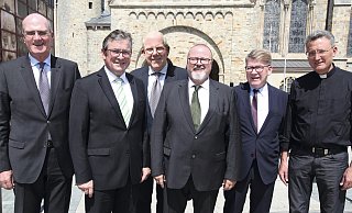 Gründungsmitglieder: Friedrich Klingenthal (v. l.), Michael Dreier, Andreas Jolmes, Jochen Ernst Matzke, Rainer Krukenmeier, Joachim Göbel. - Kaiser Karls Freunde