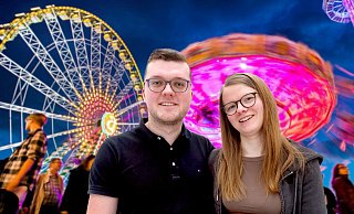 Tim Schäfer (25) aus dem Kreis Gütersloh testet gemeinsam mit seiner Freundin Lina Schraeder (22) regelmäßig Kirmes-Events in ganz Deutschland – und darüber hinaus. - Andreas Frücht
