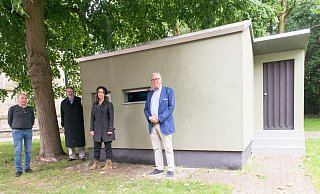 Techniker Michael Train (v. l.), Pfarrer Johannes Beer, Künstlerin Alexandra Ranner und Eigentümer Heiner Wemhöner neben der im Sommer vergangenen Jahres beschädigten Installation "Ich habe genug" an der Johanniskirche. - Ralf Bittner