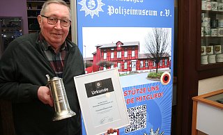 Der „Vater des Polizeimuseums in Salzkotten“, Felix Hoffmann, mit der Auszeichnung der Internationalen Police Association . Mit dieser Auszeichnung erhöht sich der Bekanntheitsgrad des Museums innerhalb der Association um Längen, ist Hoffmann überzeugt. - Johannes Büttner
