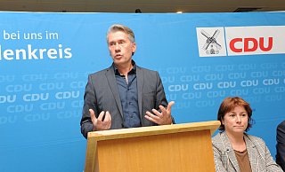 Fingerzeige: Er wolle gern eine weitere Amtsperiode als Rahdener Bürgermeister tätig sein, sagt Amtsinhaber Bert Honsel. Die CDU wählte ihn zu ihrem Kandidaten für die nächste Kommunalwahl. - Joern Spreen-Ledebur