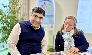 Rechtsanwalt Ridvan Ciftci und Quartiersmanagerin Friederike Kneip sprachen im Stadtteilzentrum Oberlohmannshof in Bielefeld mit den Mieterinnen und Mietern. - Stefan Becker