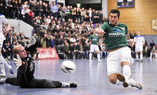 Vom 27. bis 30. Dezember erwartet die Zuschauer wieder sehenswerter Budenzauber (wie hier bei der Partie zwischen TuS Jöllenbeck und TuS Dornberg) bei der 20. Auflage der Bielefelder Hallenfußball-Stadtmeisterschaften. - Christian Weische